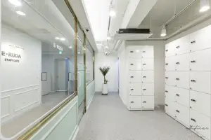 화이트 사물함 존이 있는 미니멀 스터디카페